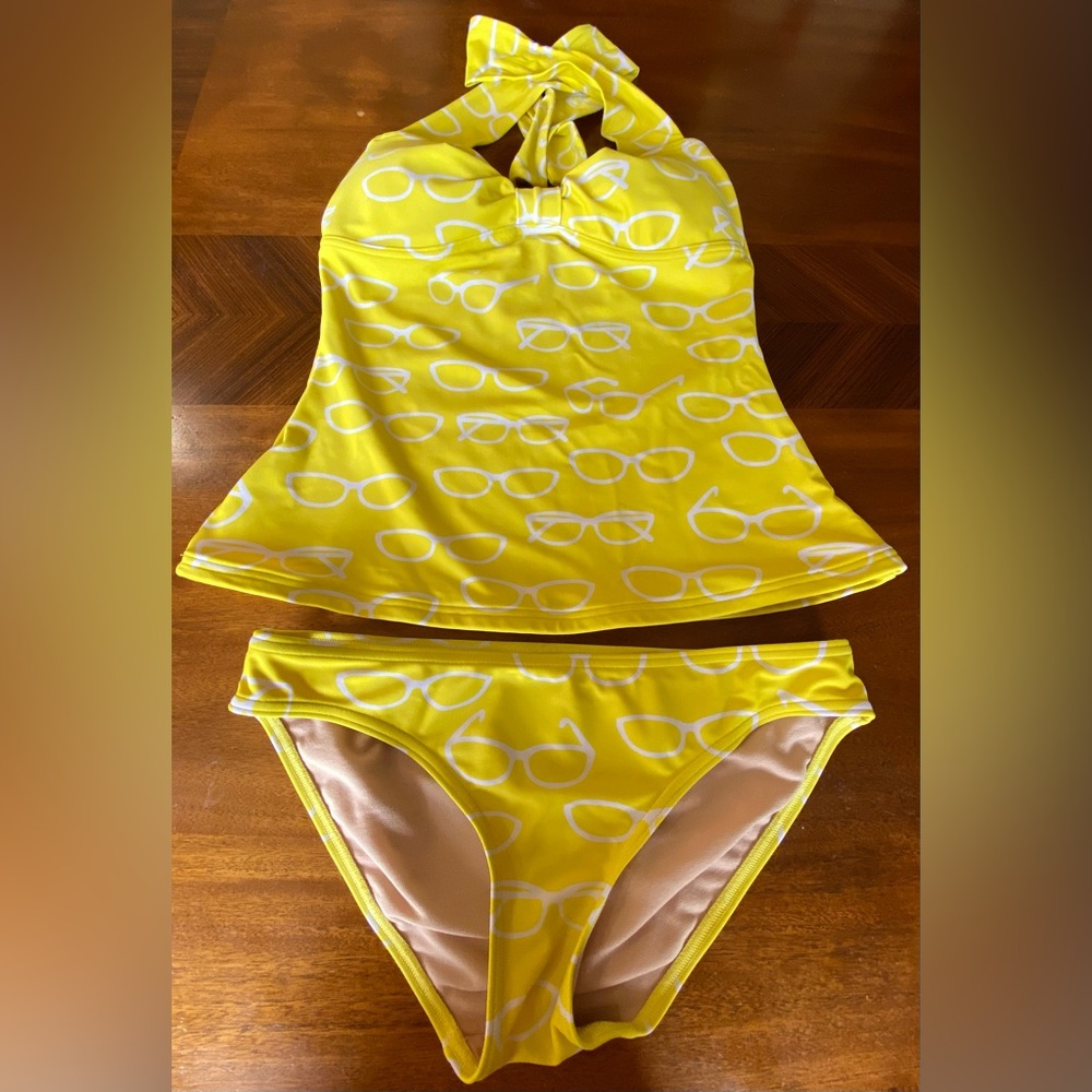 Downeast Basics two piece bathing suit. Excellent condition, adorable print🕶️☀️